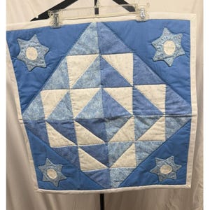 Pode incluir: Um conjunto de três canecas de cerâmica com acabamento fosco e salpicado. Cada caneca apresenta uma cor diferente: azul claro, creme e cinza. As canecas têm um design simples e moderno e uma alça confortável.