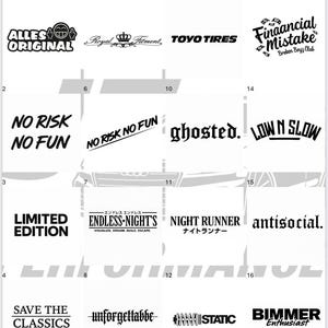 Op de afbeelding: Een verzameling zwart-wit grafische stickers met diverse tekstontwerpen. De stickers bevatten zinnen als "NO RISK NO FUN", "LIMITED EDITION" en "SAVE THE CLASSICS". Andere stickers tonen de woorden "TOYO TIRES" en "BIMMER Enthusiast".