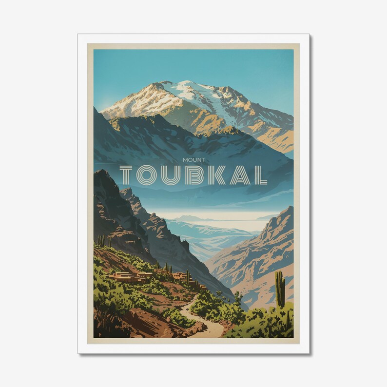 Peut inclure: Une impression d'art verticale repr&eacute;sentant un paysage stylis&eacute; du mont Toubkal avec des sommets enneig&eacute;s, des montagnes bleu fonc&eacute; escarp&eacute;es et un sentier sinueux &agrave; travers la v&eacute;g&eacute;tation verte. Le texte MOUNT TOUBKAL est centr&eacute; en blanc.