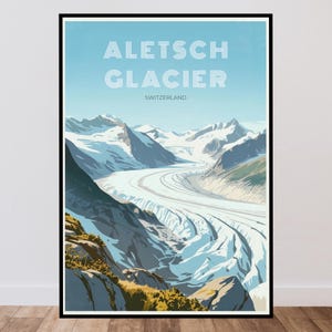 Op de afbeelding: Een ingelijste reisposter met de Aletschgletsjer in Zwitserland. De illustratie toont een kronkelende gletsjer tussen besneeuwde bergen onder een lichtblauwe lucht. De tekst ALETSCH GLACIER SWITZERLAND is in het wit gedrukt.
