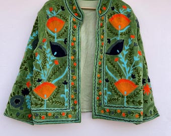 Chaqueta Suzani de terciopelo bohemia bordada / Abrigo uzbeko de primavera / Prendas étnicas de invierno / Regalo para ella / Chaqueta Suzani de terciopelo de invierno