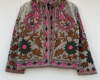 Chaqueta corta de invierno de terciopelo Suzani / Chaqueta de invierno hecha a mano / Chaqueta bordada / Chaqueta de terciopelo / Chaqueta de terciopelo de invierno
