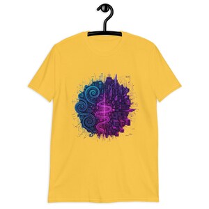 Peut inclure: Un t-shirt jaune moutarde avec un motif circulaire sur la poitrine. Le design est divisé en deux moitiés : un côté affiche des motifs tourbillonnants bleus, tandis que l'autre montre un paysage urbain violet dense avec un chemin sinueux rose.
