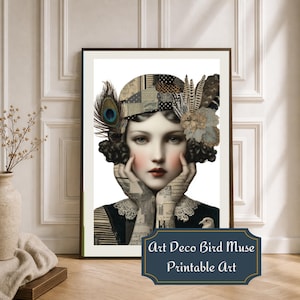 Op de afbeelding: Art Deco print met een vrouw met een gevederde hoofdtooi en pauwenveer. De vrouw heeft roze wangen en rode lippen. De print is ingelijst in een donkerbruine lijst. De tekst op de print luidt "Art Deco Bird Muse Printable Art."