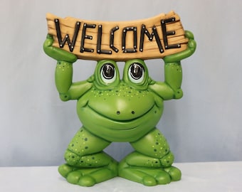 Hand-Painted Ceramic Frog Welcome Sign: Spotted Green Toad Decoration
