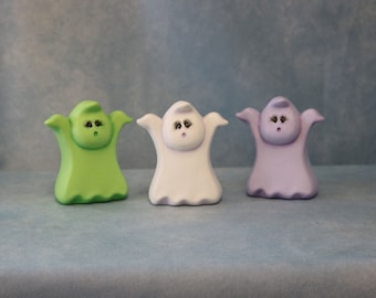 Fantasma de cerámica, mini fantasma de malvavisco de cerámica, fantasma pintado a mano, decoración de Halloween, mini fantasma espeluznante, regalo de fantasma blanco, morado o verde
