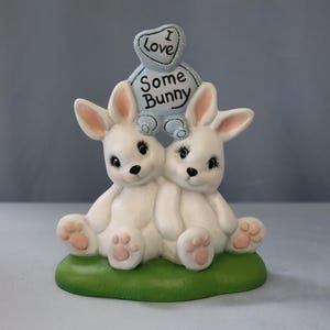 Coniglietti da coccolare in ceramica: decorazioni pasquali primaverili dipinte a mano