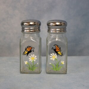 Daisy Butterfly Salt & Pepper Shakers, Hand Painted Salt and Pepper Shaker, White Daisy glass salt pepper shakers, Monarch Butterfly Gift