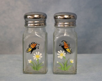 Daisy Butterfly Salt & Pepper Shakers, Hand Painted Salt and Pepper Shaker, White Daisy glass salt pepper shakers, Monarch Butterfly Gift