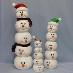 積み重ねる雪玉雪だるま、装飾雪だるま、雪だるまセラミック、クリスマスデコレーション、ホリデー雪だるまギフトアイデア、手描き雪だるまデコレーション
