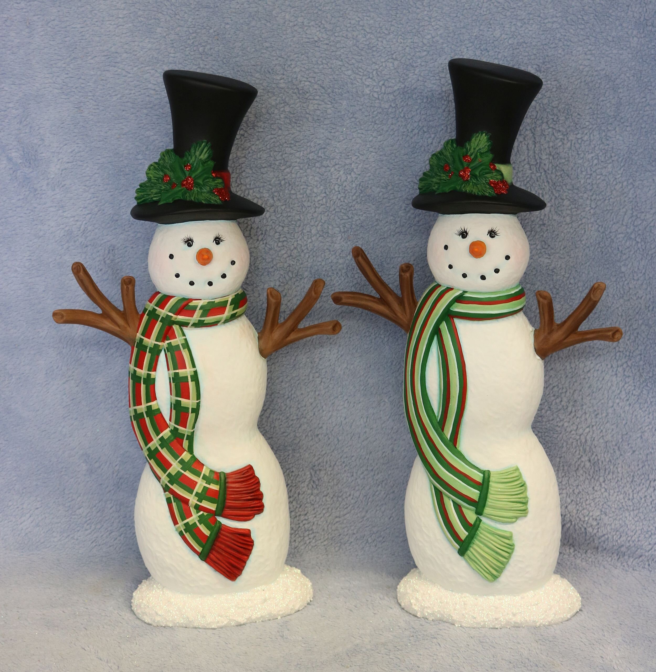 手描きの陶器製雪だるま：赤と緑のストライプ柄のスカーフ、冬の装飾