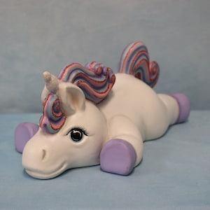 Unicornio de cerámica pintado a mano; estilo sploot con crin brillante, regalo de recuerdo