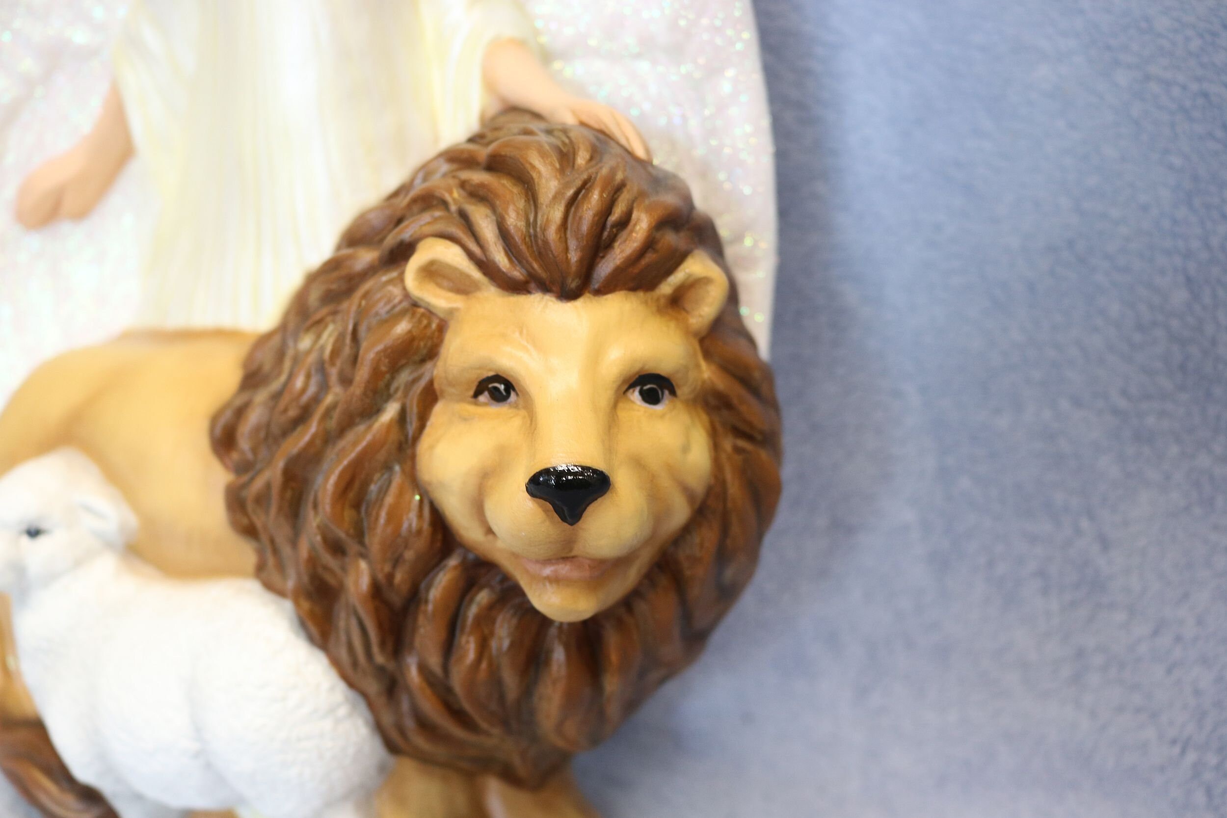 手描きの陶器製天使の置物：ライオンと子羊、輝く翼 - Etsy 日本