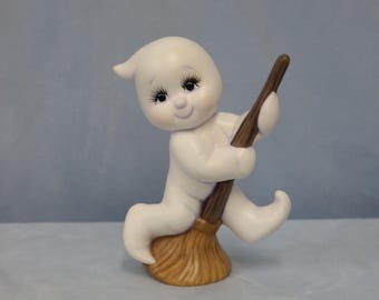 Miotła z duchem, ceramiczny duch, dekoracyjny duch na Halloween, ceramiczna dekoracja na Halloween, dekoracja z duchem, biały ceramiczny duch