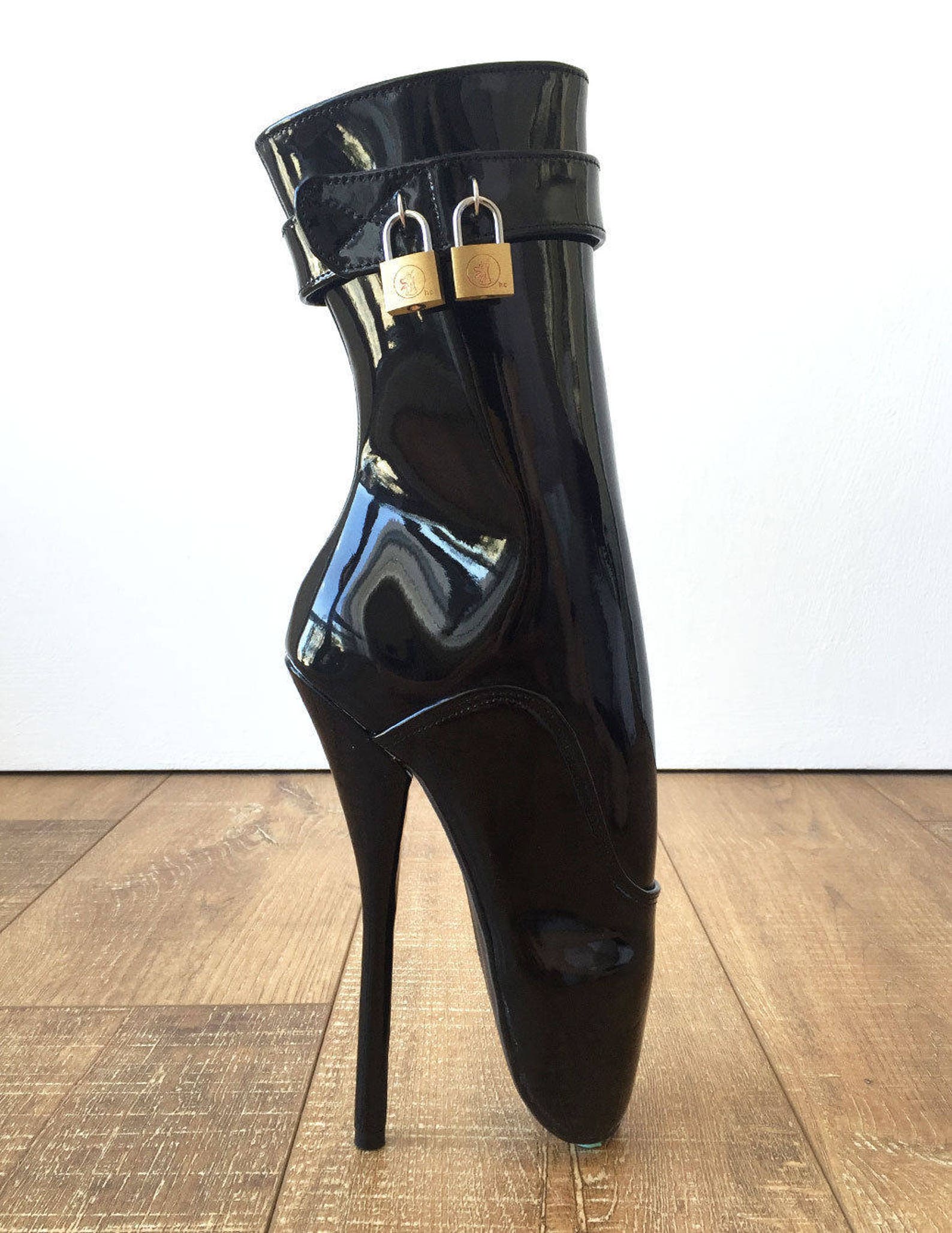18cm fetish ballet pinup double padlock lockable role play slave patent boot