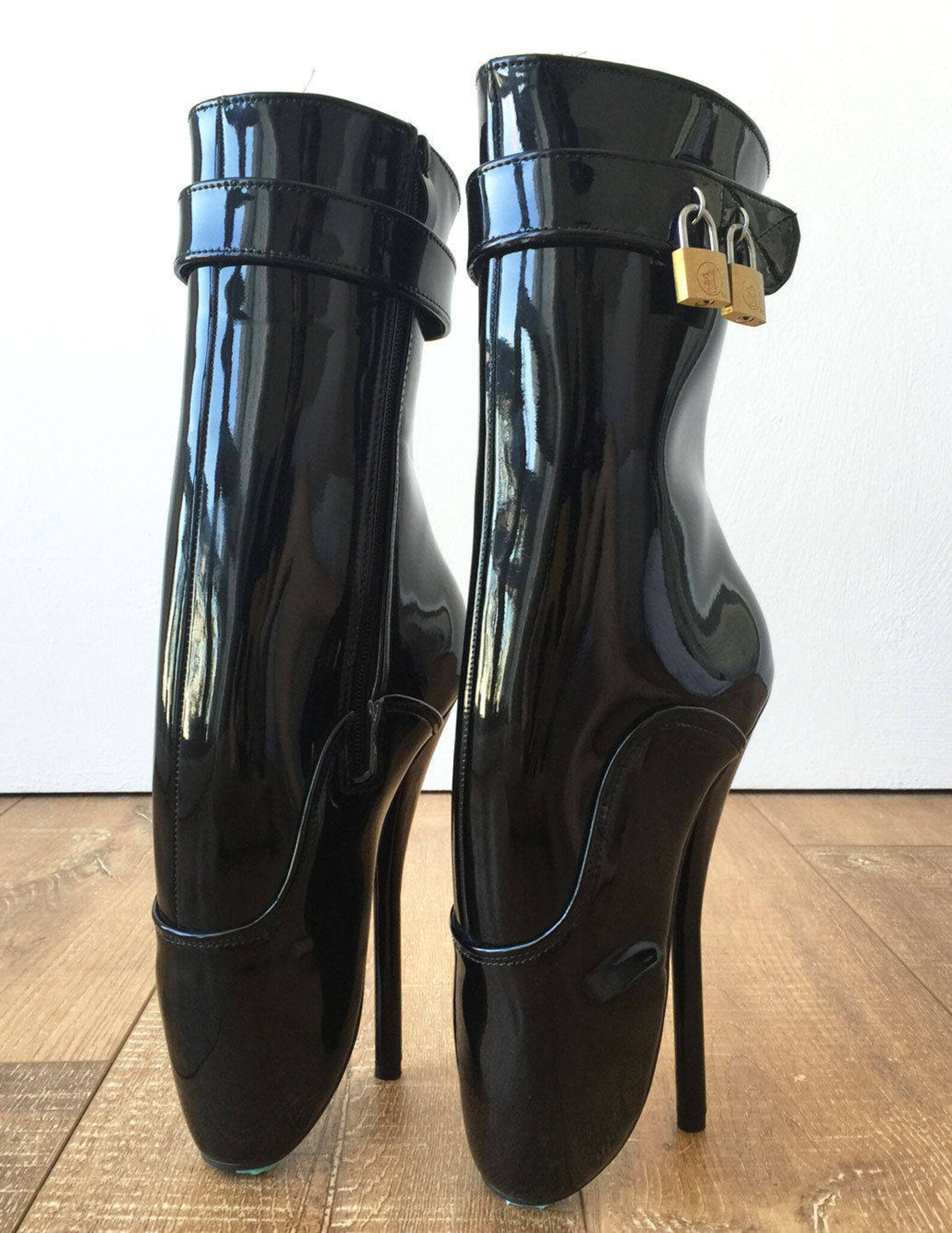 18cm fetish ballet pinup double padlock lockable role play slave patent boot