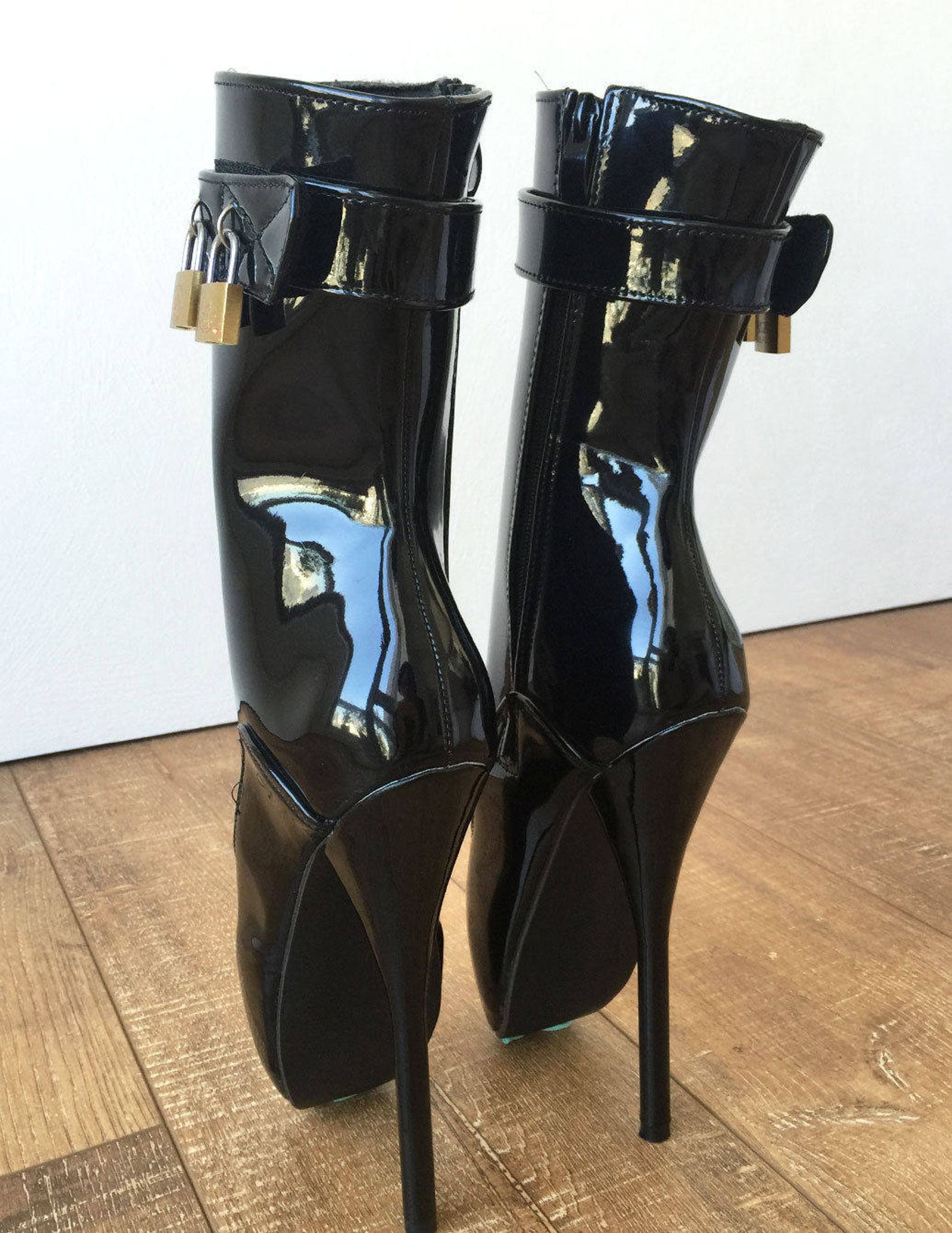 18cm fetish ballet pinup double padlock lockable role play slave patent boot