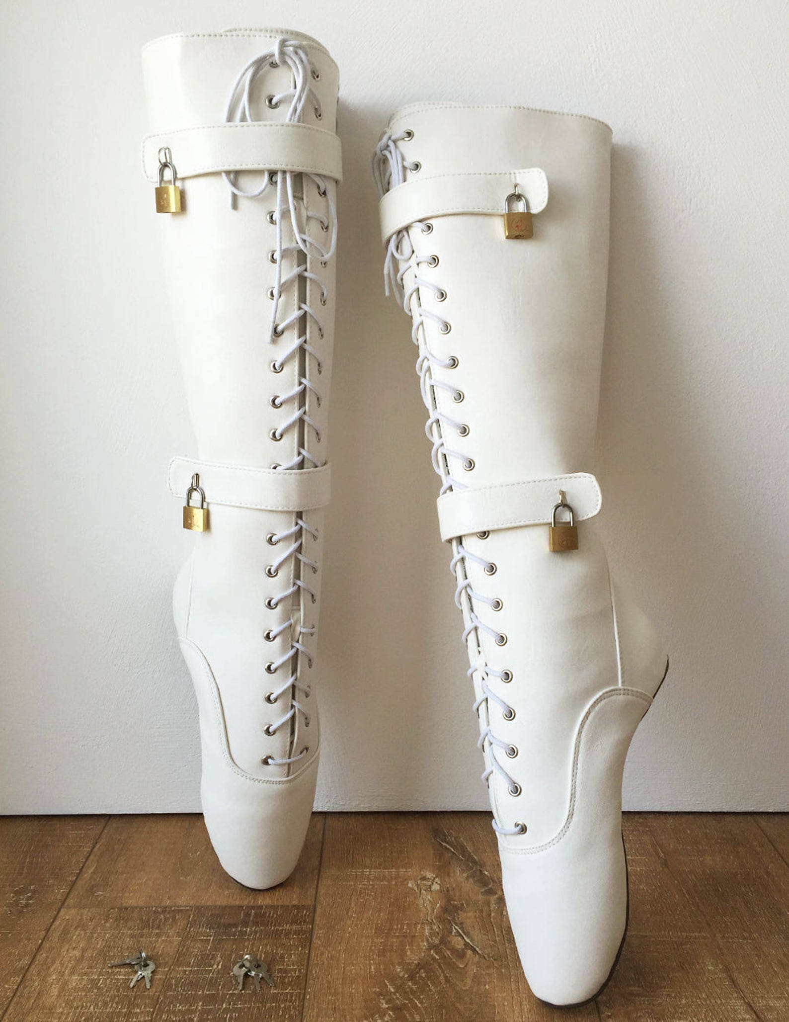 qua lockable heelless lace up knee ballet fetish boots 4 padlock white matte