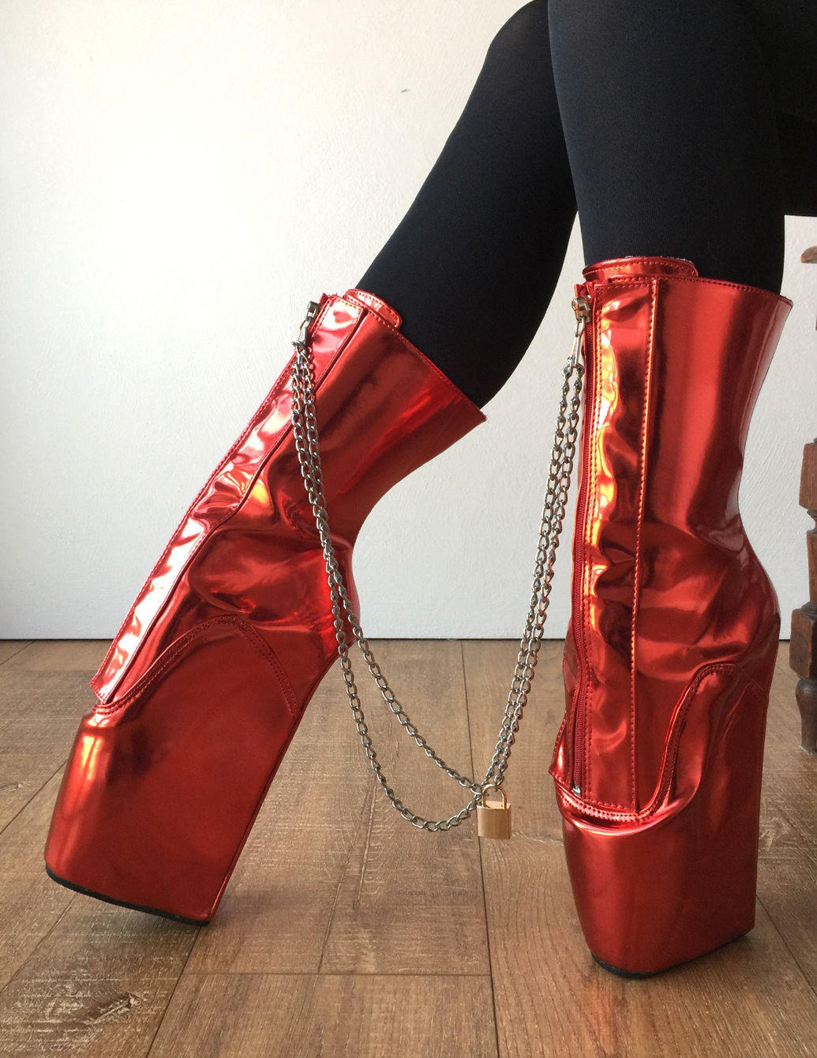 rtbu keeplock chained fetters lockable zip ballet wedge fetish hoof metallic red