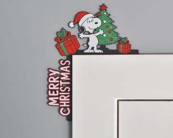 Decoração de canto de porta com cachorrinho natalino – Cachorro festivo com árvore e presentes, arte de parede natalina, decoração de Natal impressa em 3D para casa.