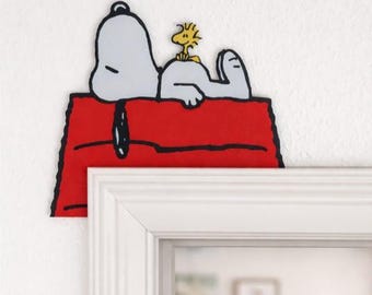Decoração de parede para canto da porta com cachorro na casinha | Decoração de moldura de porta estilo Peanuts com Woodstock | Decoração fofa