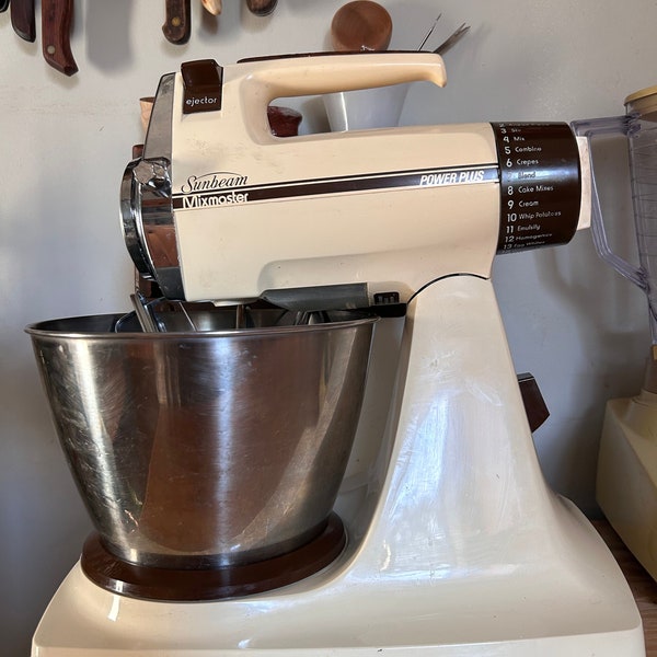 Working Sunbeam Mixmaster - Almond 1970's - with original bowl and attachments.