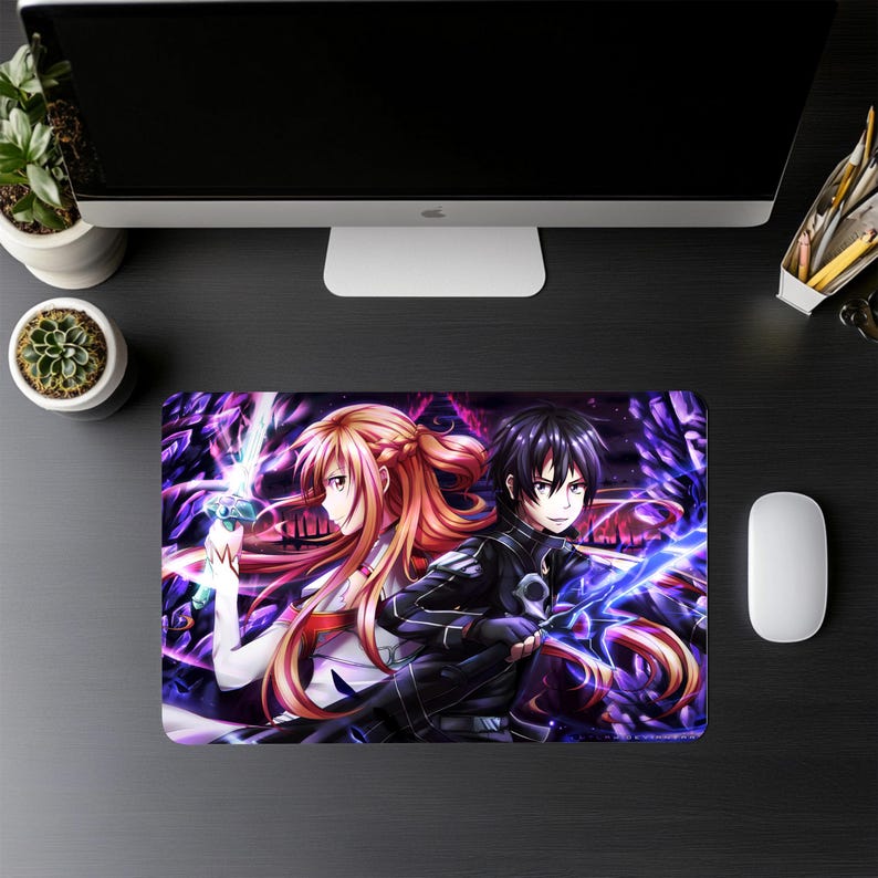 Puede incluir: Alfombrilla de rat&oacute;n rectangular con una ilustraci&oacute;n de estilo anime de dos personajes con espadas. Los personajes tienen el pelo largo y est&aacute;n sobre un fondo morado y azul con un paisaje urbano.