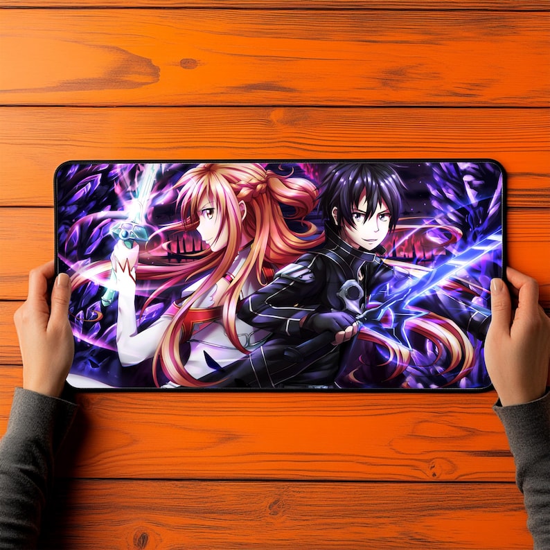 Puede incluir: Una alfombrilla de rat&oacute;n rectangular con personajes de anime con espadas, sobre un fondo morado y azul. Los personajes son un hombre y una mujer con espadas. La alfombrilla se sostiene contra una superficie de madera naranja.