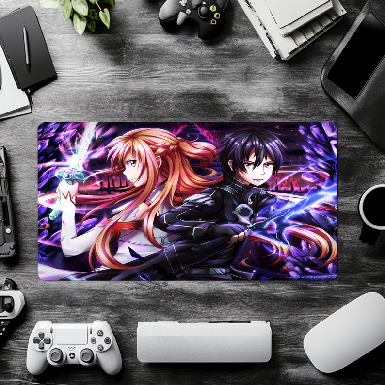 Puede incluir: Alfombrilla de rat&oacute;n rectangular para juegos con una vibrante ilustraci&oacute;n de anime. La obra de arte representa a dos personajes con espadas y efectos de energ&iacute;a, sobre un fondo morado y azul. La alfombrilla est&aacute; rodeada de accesorios de juego.