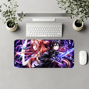 Puede incluir: Alfombrilla de rat&oacute;n rectangular con personajes de anime con espadas y un vibrante fondo p&uacute;rpura y azul. Los personajes tienen el pelo largo y visten trajes detallados. Se ven un teclado y un rat&oacute;n.