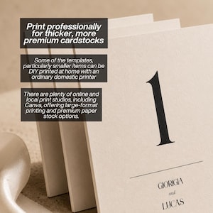 Op de afbeelding: Close-up van cr&egrave;mekleurig karton met een groot zwart nummer &eacute;&eacute;n. Het karton bevat de namen GIORIGIA en LUCAS. De tekst op het karton luidt: Print professioneel voor dikker, meer premium karton.