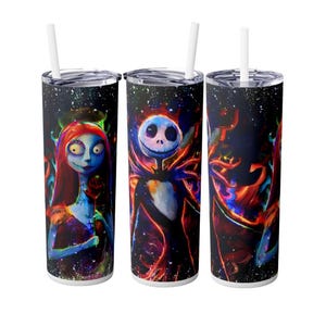 Puede incluir: Tres vasos de acero inoxidable con pajitas blancas. Cada vaso presenta una colorida ilustraci&oacute;n de personajes de The Nightmare Before Christmas. Los personajes incluyen a Sally, Jack Skellington y un dise&ntilde;o abstracto.