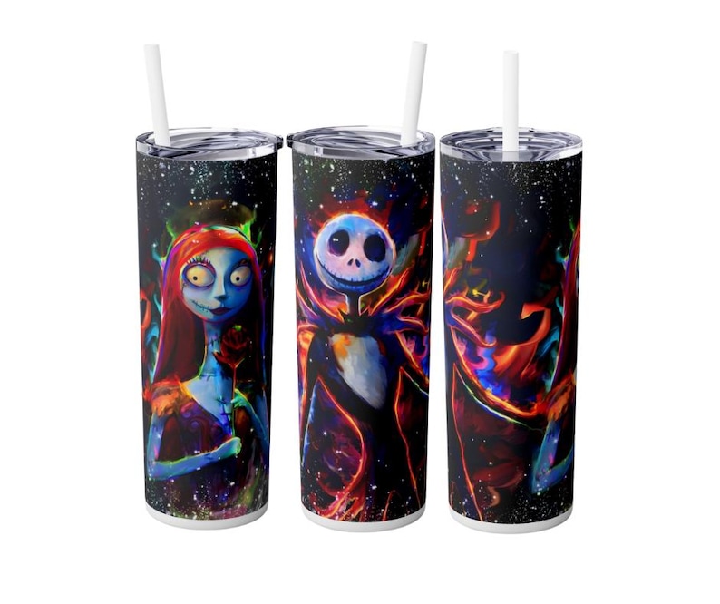 Puede incluir: Tres vasos de acero inoxidable con pajitas blancas. Cada vaso presenta una colorida ilustraci&oacute;n de personajes de The Nightmare Before Christmas. Los personajes incluyen a Sally, Jack Skellington y un dise&ntilde;o abstracto.
