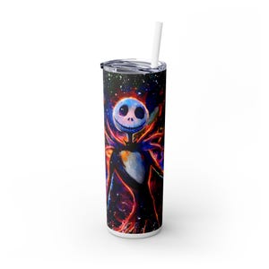 Puede incluir: Un vaso alto y blanco con tapa negra y pajita blanca. El vaso presenta una colorida ilustraci&oacute;n de Jack Skellington de Pesadilla antes de Navidad, sobre un vibrante fondo estrellado. El dise&ntilde;o incluye tonos de azul, naranja y negro.