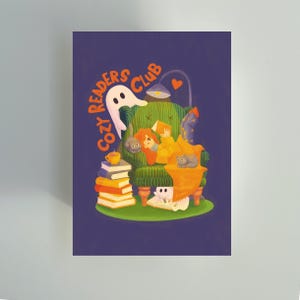 Könnte beinhalten: Illustration einer gemütlichen Leseszene. Eine Person mit roten Haaren liest in einem grünen Sessel, umgeben von Büchern, Katzen und einem Geist. Der Text "Cozy Readers Club" ist orange.