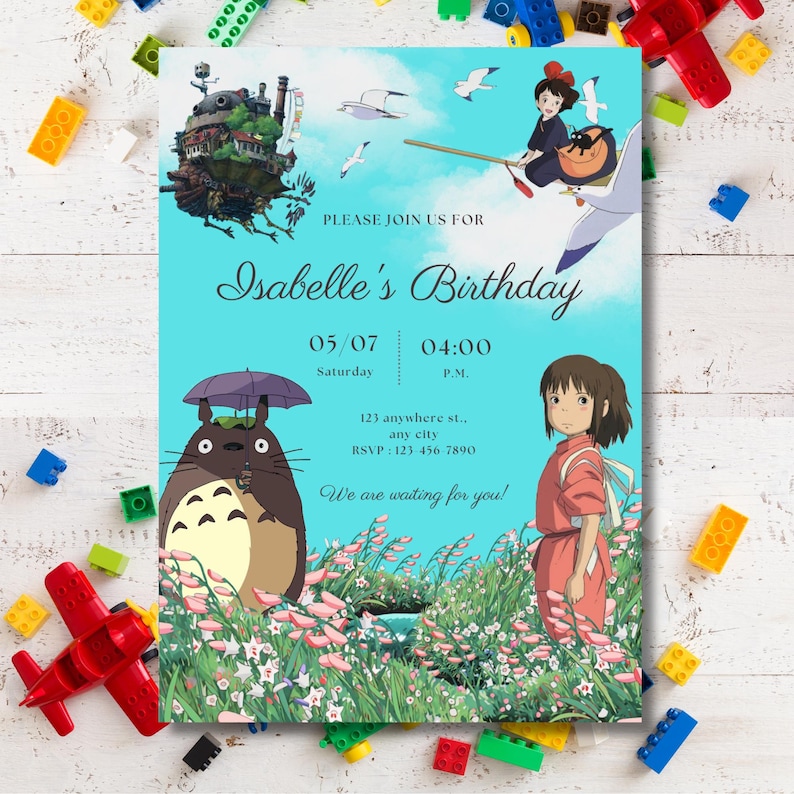K&ouml;nnte beinhalten: Eine t&uuml;rkisfarbene Geburtstagseinladung mit Illustrationen von Zeichentrickfiguren. Die Einladung enth&auml;lt den Text "Isabelle's Birthday" mit Datum, Uhrzeit und RSVP-Informationen. Die Einladung ist von bunten Spielzeugbl&ouml;cken und einem roten Spielzeugflugzeug umgeben.