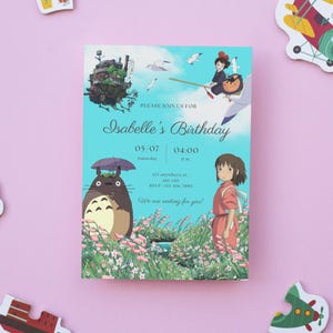 K&ouml;nnte beinhalten: Eine Geburtstagseinladung mit t&uuml;rkisblauem Hintergrund mit Illustrationen von Charakteren aus einem japanischen Animationsfilm. Die Einladung lautet "Isabelle's Birthday" mit Datum und Uhrzeit sowie dem Text "We are waiting for you!"