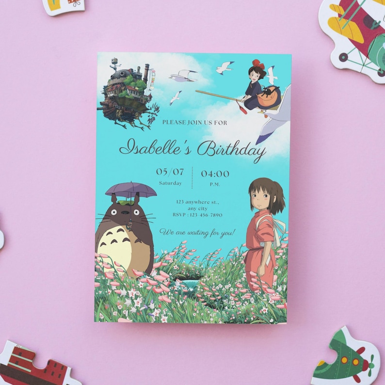 K&ouml;nnte beinhalten: Eine Geburtstagseinladung mit t&uuml;rkisblauem Hintergrund mit Illustrationen von Charakteren aus einem japanischen Animationsfilm. Die Einladung lautet "Isabelle's Birthday" mit Datum und Uhrzeit sowie dem Text "We are waiting for you!"