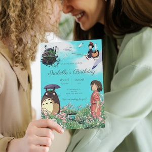 K&ouml;nnte beinhalten: Eine Geburtstagseinladung mit Illustrationen von Charakteren aus einem beliebten Animationsfilm. Die Einladung hat einen t&uuml;rkisfarbenen Hintergrund mit dem Text "Isabelle's Birthday" und Veranstaltungsdetails. Sie enth&auml;lt Bilder einer fliegenden Hexe, eines Waldgeistes und eines jungen M&auml;dchens.