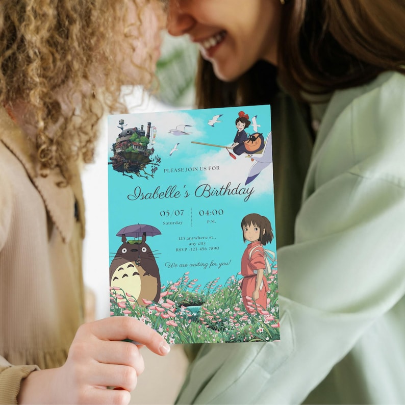 K&ouml;nnte beinhalten: Eine Geburtstagseinladung mit Illustrationen von Charakteren aus einem beliebten Animationsfilm. Die Einladung hat einen t&uuml;rkisfarbenen Hintergrund mit dem Text "Isabelle's Birthday" und Veranstaltungsdetails. Sie enth&auml;lt Bilder einer fliegenden Hexe, eines Waldgeistes und eines jungen M&auml;dchens.