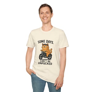 Camiseta de gato motero rebelde, meme divertido de gato motero, regalo sarcástico para amantes de los gatos, &quot;Hay días que no se pueden dejar de follar&quot;, camiseta de estilo relajado.