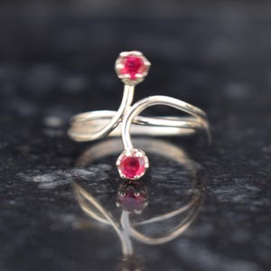 Minimalistischer offener Rubinring, Sterlingsilber Doppelstein, Juli Birthstone Schmuck