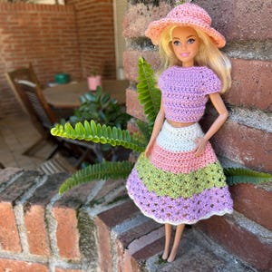 Set a crochet para Barbie tejido a mano : Camiseta, falda  y sombrero