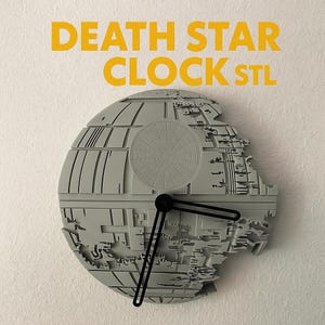Könnte beinhalten: Eine graue Death Star Uhr mit schwarzen Zeigern. Die Uhr ist ein detailliertes 3D-Modell der Raumstation Death Star. Die Worte "DEATH STAR CLOCK STL" stehen in Gelb über der Uhr.