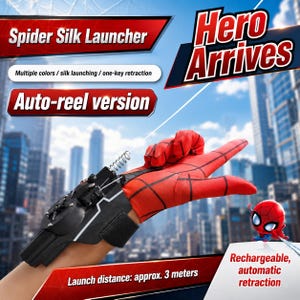 Peut inclure: Un gant rouge avec des motifs de toile noirs et un dispositif mécanique noir monté au poignet étiqueté Spider Silk Launcher. L'appareil dispose d'un ressort, d'une rétraction à une touche et d'une portée d'environ 3 mètres. Texte : Hero Arrives.