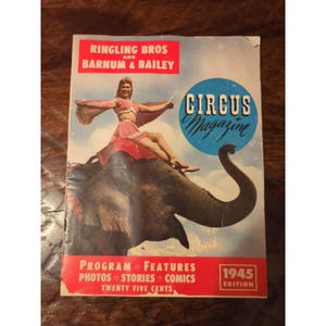 Peut inclure: Couverture de magazine de cirque Ringling Bros. et Barnum & Bailey de 1945. La couverture présente une femme en tenue rose sur un éléphant. Le magazine s'intitule "Circus Magazine". Texte additionnel : "Program Features, Photos, Stories, Comics, Twenty Five Cents."
