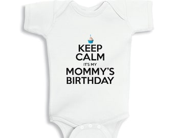 Keep Calm it's my Mommy's cumpleaños divertido traje de bebé o camiseta infantil