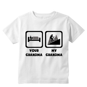 Mountain Biking Your Grandma My Grandma Baby Body oder Kinder Shirt Bild 3