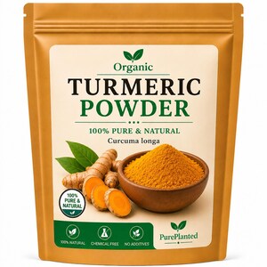 Op de afbeelding: Een beige stazak met biologisch kurkumapoeder en een etiket met de tekst Organic Turmeric Powder 100% Pure & Natural Curcuma longa. Het etiket toont een houten kom met oranje poeder, kurkumawortels en groene bladeren met iconen.