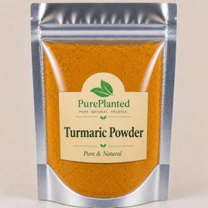 Op de afbeelding: Een zilveren, hersluitbare zak gevuld met fel oranje kurkumapoeder. Het etiket leest "PurePlanted" met de woorden "Pure. Natural. Trusted." en "Turmaric Powder". De woorden "Pure & Natural" staan onderaan.